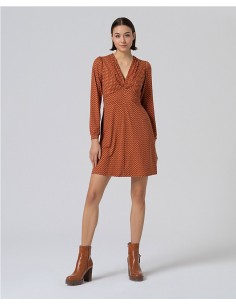 VESTIDO CORTO EVASÉ CON ESCOTE EN PICO. CAFE