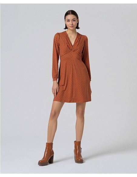 VESTIDO CORTO EVASÉ CON ESCOTE EN PICO. CAFE